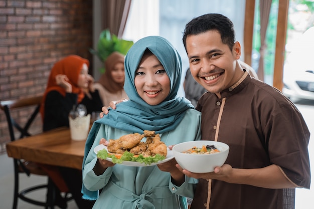 Pareja sirvió comida para amigos y familiares