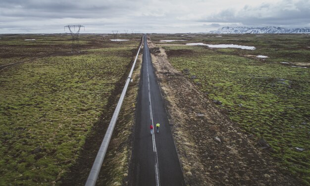 Pareja de skaters en las carreteras islandesas