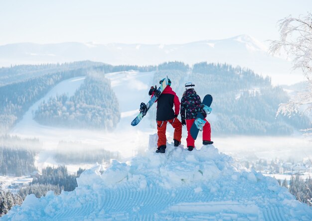 Pareja de snowboarder