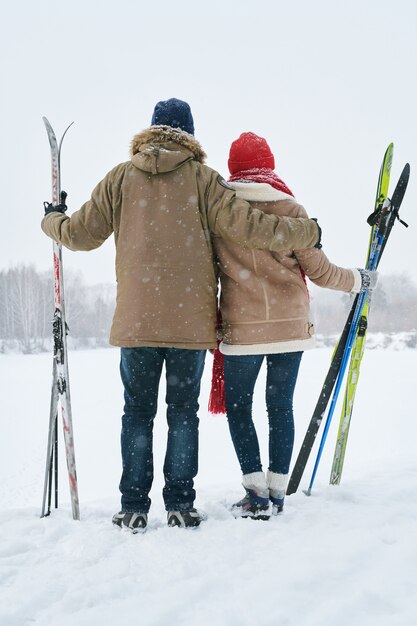 Pareja en Snowy Hill