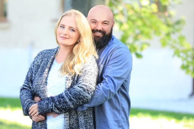 Pareja con sobrepeso en el parque