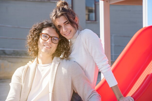 Pareja sonríe en una foto en un día soleado