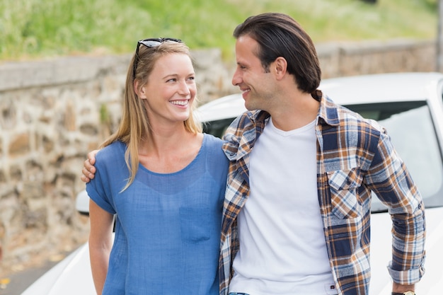 Pareja sonriendo el uno al otro