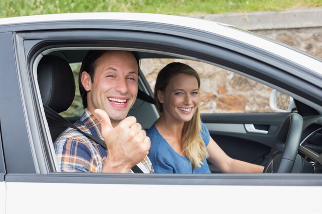 Pareja sonriendo a la cámara