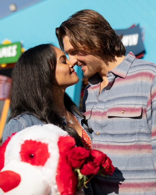 Foto pareja sonriendo mientras está en una cita