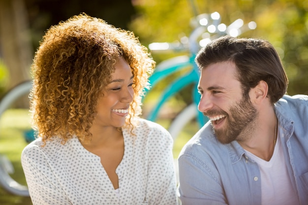 Pareja sonriendo en el parque