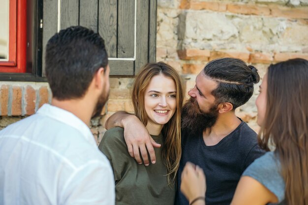 Pareja sonriente con amigos