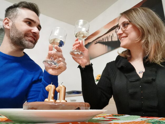 Foto una pareja sonriente con bebidas