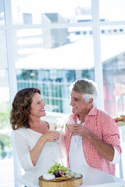 Pareja sonriente brindando champán