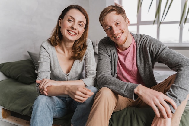 Una pareja sonriente en casa.