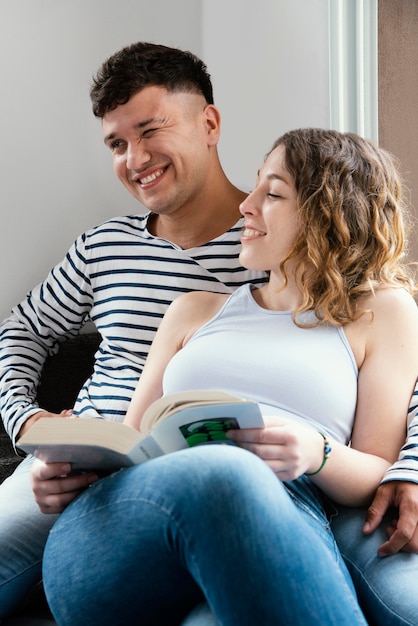 Foto pareja sonriente en cuarentena en casa