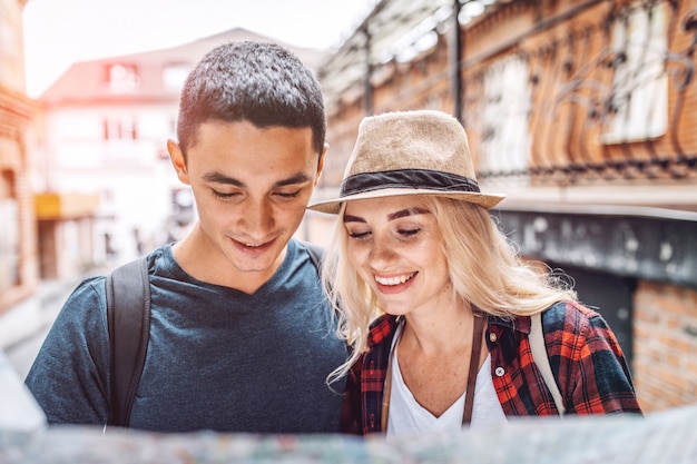 Pareja sonriente mirando el mapa