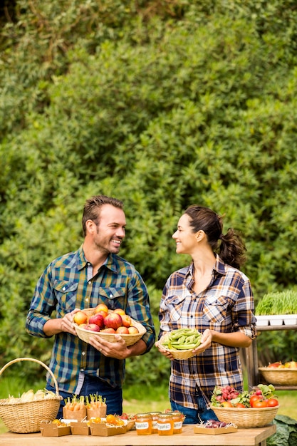 Pareja sonriente mirándose en la granja