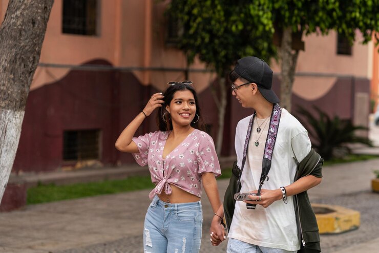 Foto una pareja sonriente mirándose mientras caminaba por la calle