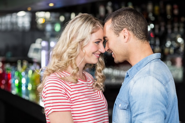 Pareja sonriente mirándose