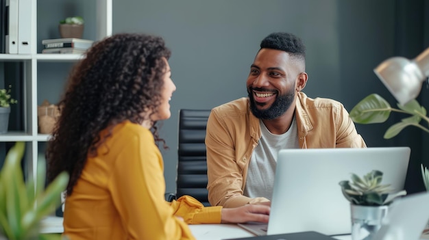 Una pareja sonriente en la oficina.