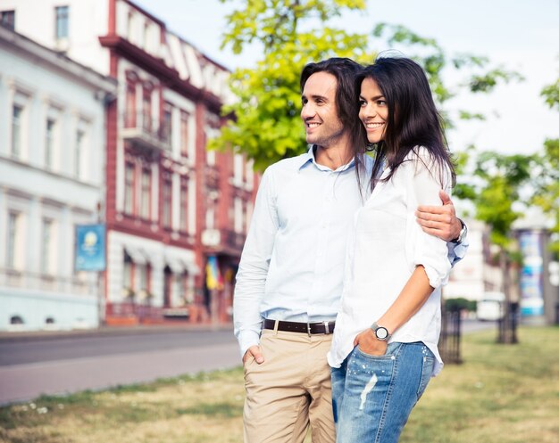 Pareja sonriente, posición, aire libre