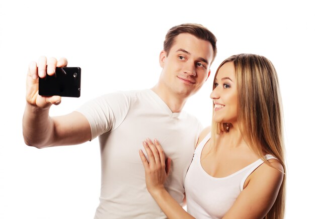 Pareja sonriente con smartphone