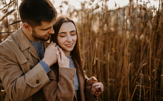 Pareja sonriente de tiro medio al aire libre