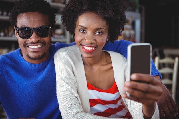 Pareja sonriente tomando un selfie