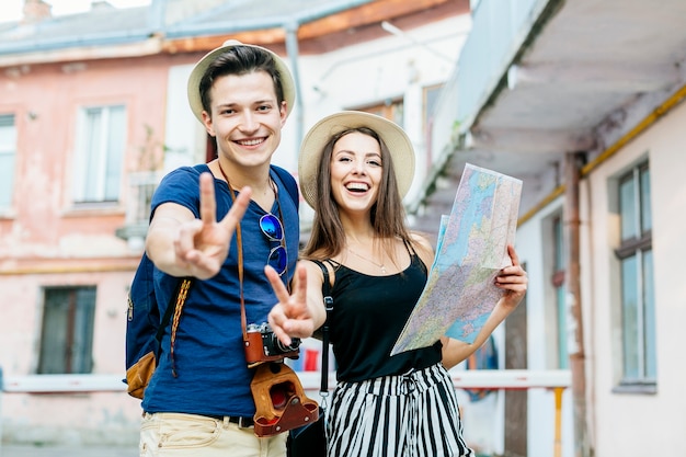 Pareja sonriente de vacaciones en ciudad