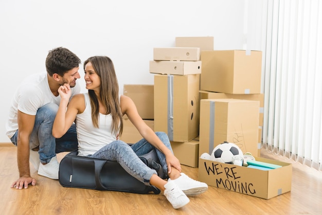 La pareja de la sonrisa se sienta en el fondo de las cajas.