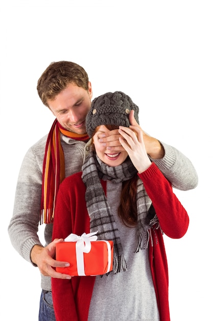 Pareja sosteniendo un corazón rojo