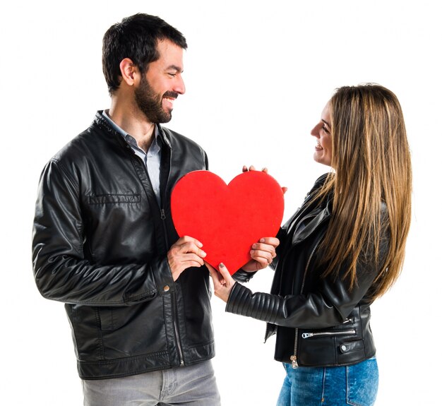 Foto pareja sosteniendo un corazón