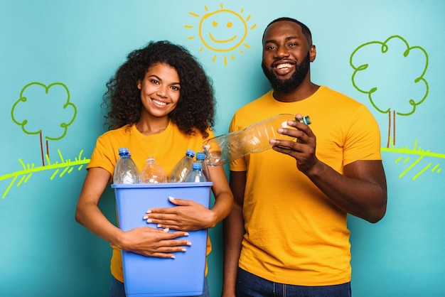 Pareja sostiene un recipiente de plástico con botellas como concepto de ecología y reciclaje