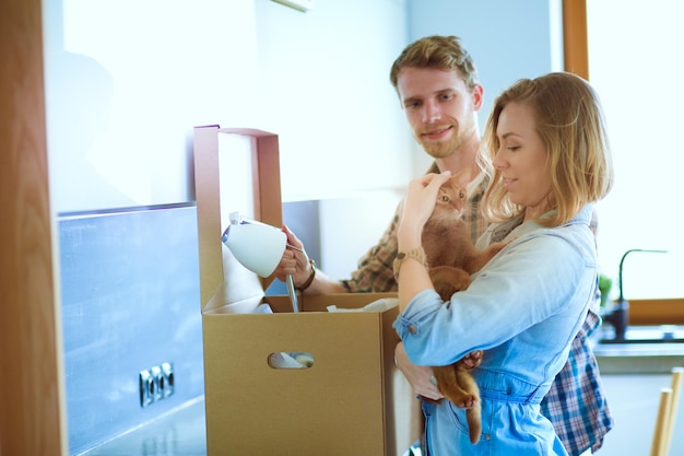 Una pareja con su bebé en una caja