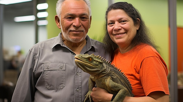 Foto una pareja con su iguana de mascota asistiendo a papel tapiz