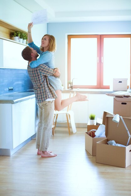 Foto una pareja está en su nuevo hogar, se están mudando a su nuevo hogar.