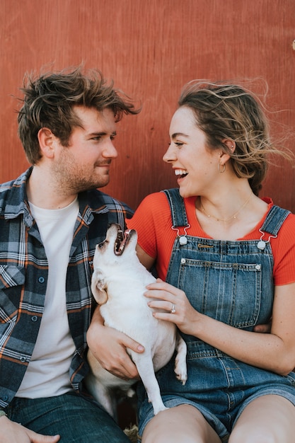 Foto pareja con su perro adoptivo chihuahua.