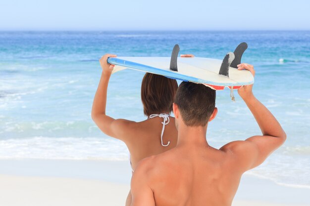 Pareja con su tabla de surf