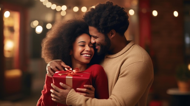 Una pareja con suéteres cómodos compartiendo un momento de alegría y afecto mientras intercambian un regalo de Navidad con un árbol decorado festivamente y luces cálidas en el fondo