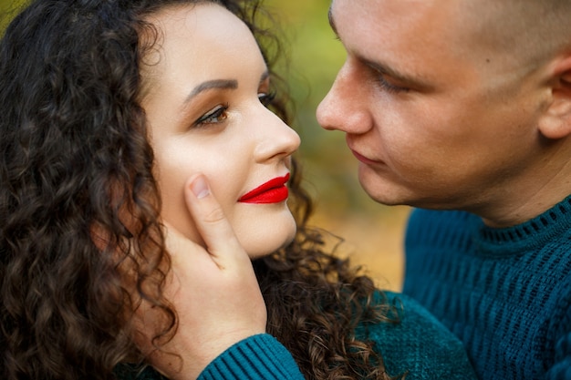 Foto pareja de suéteres en el parque otoño