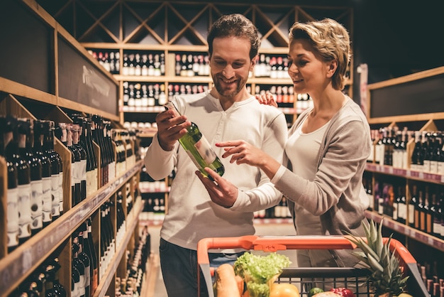 Pareja en el supermercado