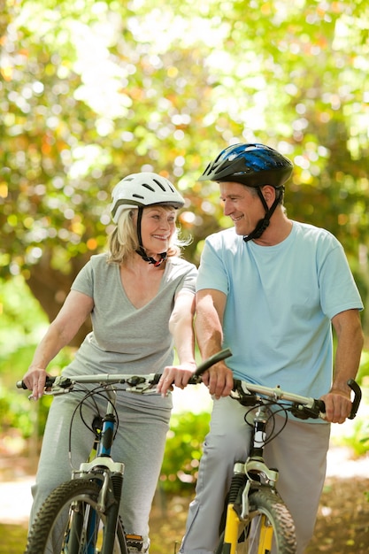 Pareja con sus bicicletas en la madera