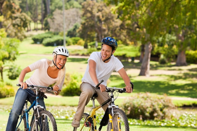 Pareja con sus bicicletas en el parque