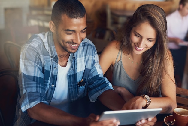 Pareja tableta y sonrisa en la fecha en el restaurante navegación hospitalidad y cliente con encuesta en línea la relación de la gente y juntos en el sitio web del café redes sociales y el amor por el brunch blog en la aplicación