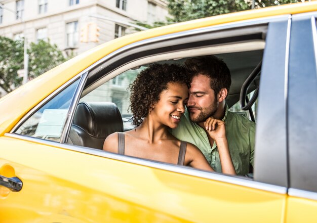 Pareja en un taxi en Manhattan