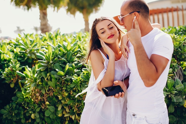 pareja con teléfono