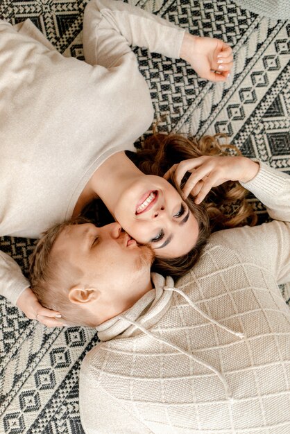 Pareja tendida en la alfombra