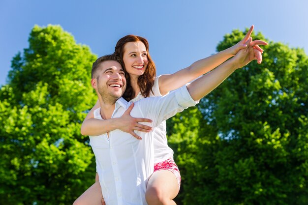 Pareja tendido en el parque disfrutando de sol