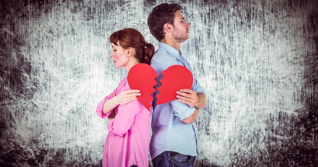 Foto pareja, tenencia, un, corazón roto, contra, fondo gris