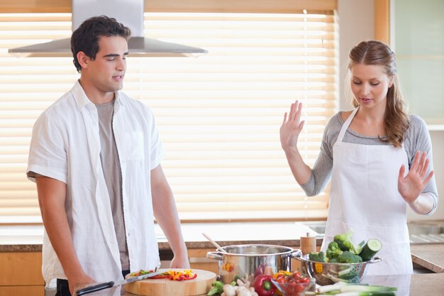Foto pareja teniendo un desacuerdo en la cocina