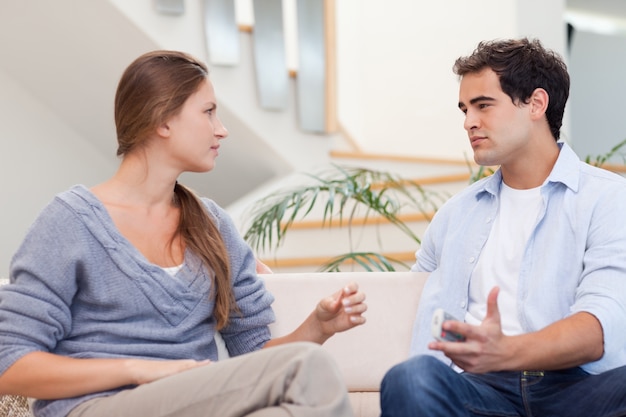 Pareja teniendo una discusión