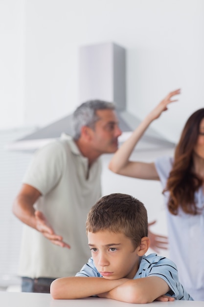 Foto pareja teniendo disputa frente a su hijo molesto