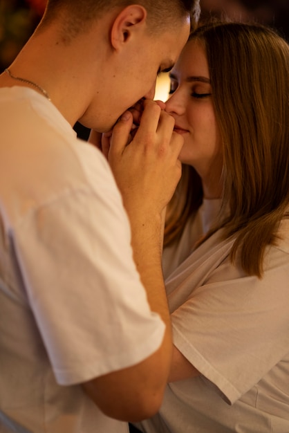 Foto pareja teniendo momentos de intimidad pública