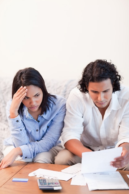 Foto pareja teniendo problemas financieros